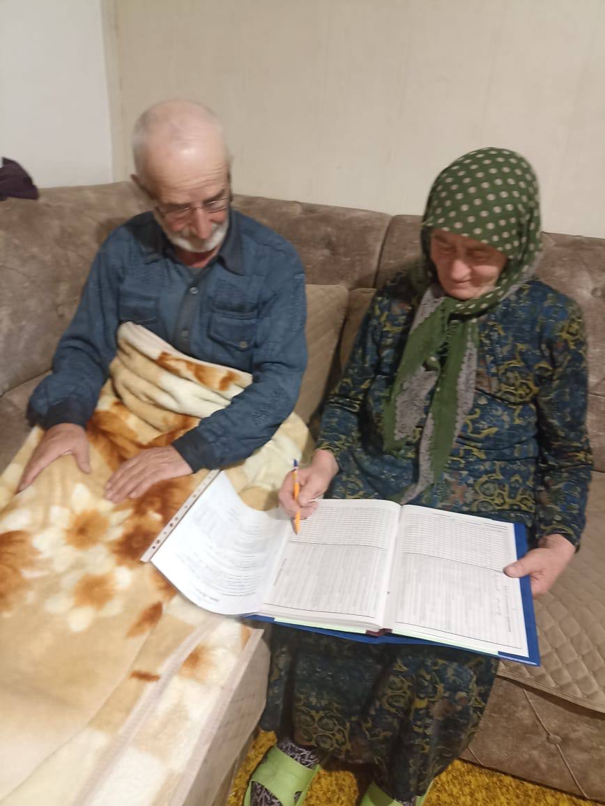 Социальный работник социального обслуживания на дому отделения № 2 селении Цилитль Баширова Патимат  оказывает социально-бытовые услуги своему подопечному   согласно  утвержденному графику посещения.